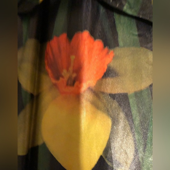 Vintage Daffodil Print Umbrella- 790 $35 or $30 w/offer - Picture 3 of 14